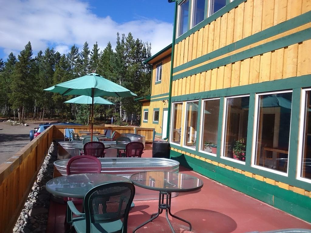 Hot Springs Campground & Hostel Upper Laberge ภายนอก รูปภาพ